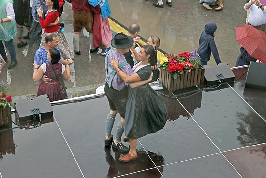 Regnerisch war es 2019: Kocherball am Chinaturm  (©Foto: Martin Schmitz)